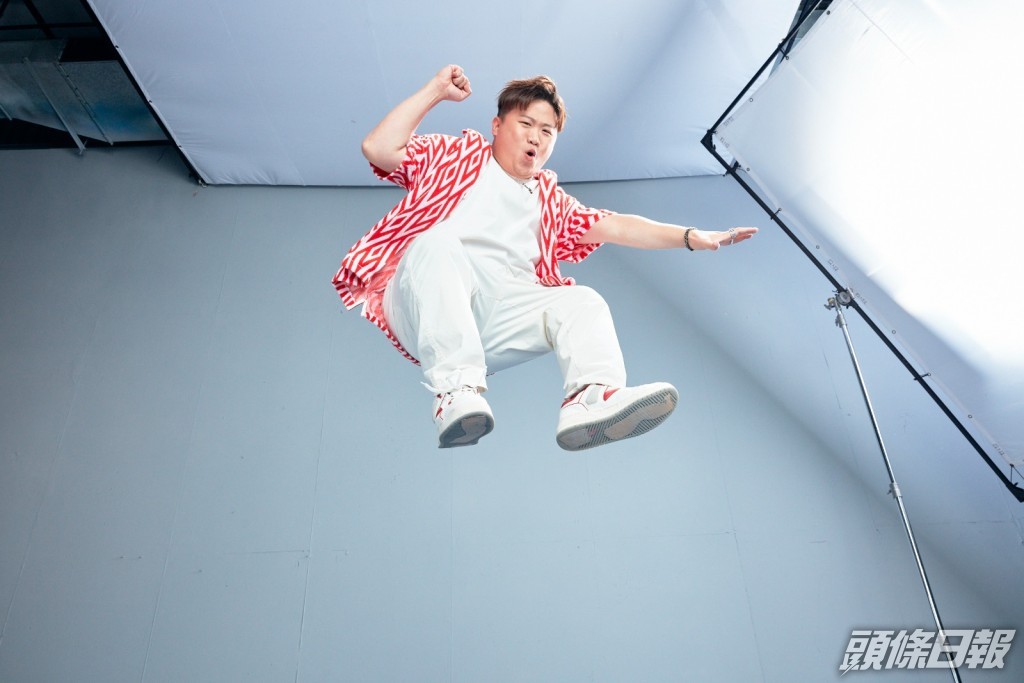 肥仔「舞」功高強，跳彈牀冇難度。